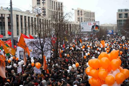 Участники митинга оппозиции ЗА ЧЕСТНЫЕ ВЫБОРЫ на проспекте Сахарова. 24 декабря 2011 года.