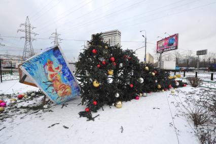 Праздничная Москва. Упавшая новогодняя елка на Каширском шоссе. 28 декабря 2011 года.