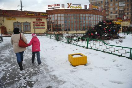 Праздничная Москва. Упавшая новогодняя елка у ресторана УСАДЬБА ПРИНЦА на Каширском шоссе. 28 декабря 2011 года.