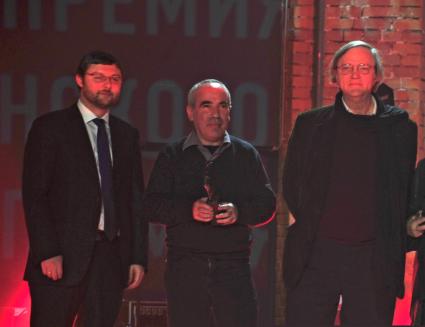 Церемония награждения победителей V премии Кандинского. На снимке: художник Юрий Альберт (в центре), получивший главный приз ПРОЕКТ ГОДА. 14 декабря 2011 года.