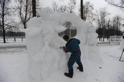 Фестиваль снега и льда в Лужниках. Скульптуры героев из мультфильма \"Ледниковый период-3. Эра динозавров\". Москва.  18 декабря  2010 года.