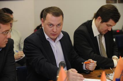 Глава ООО \"Русская холдинговая компания\" Владимир Топорков (в центре)  во время круглого стола на тему: \"Что ждать России от ВТО\" в ИД КП. Москва.  20 декабря  2010 года.