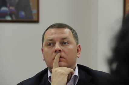 Глава ООО \"Русская холдинговая компания\" Владимир Топорков  во время круглого стола на тему: \"Что ждать России от ВТО\" в ИД КП. Москва.  20 декабря  2010 года.