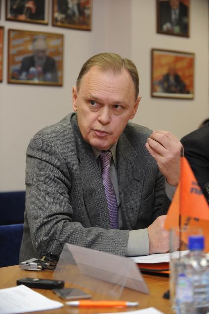 Директор информационного бюро по присоединению России к ВТО Алексей Портанский  во время круглого стола на тему: \"Что ждать России от ВТО\" в ИД КП. Москва.  20 декабря  2010 года.