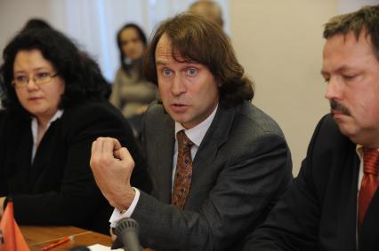 Член Совета Федерации, глава компании \"Моссельпром\" Сергей Лисовский  во время круглого стола на тему: \"Что ждать России от ВТО\" в ИД КП. Москва.  20 декабря  2010 года.