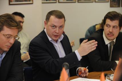 Глава ООО \"Русская холдинговая компания\" Владимир Топорков (в центре)  во время круглого стола на тему: \"Что ждать России от ВТО\" в ИД КП. Москва.  20 декабря  2010 года.