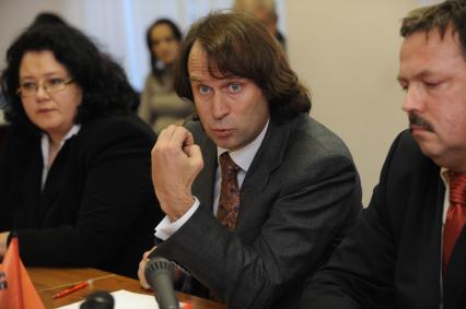 Член Совета Федерации, глава компании \"Моссельпром\" Сергей Лисовский  во время круглого стола на тему: \"Что ждать России от ВТО\" в ИД КП. Москва.  20 декабря  2010 года.