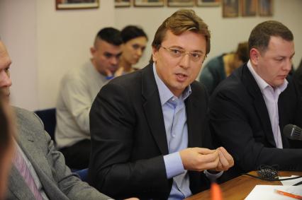 Генеральный директор инвесткомпании \"Союз-пром\" Виктор Малахов  во время круглого стола на тему: \"Что ждать России от ВТО\" в ИД КП. Москва.  20 декабря  2010 года.
