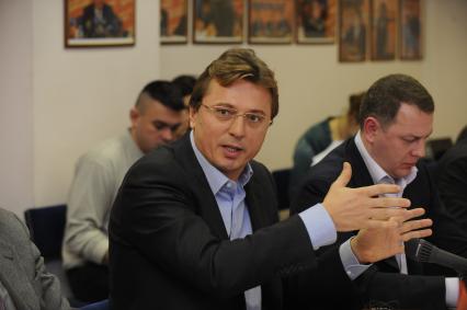 Генеральный директор инвесткомпании \"Союз-пром\" Виктор Малахов  во время круглого стола на тему: \"Что ждать России от ВТО\" в ИД КП. Москва.  20 декабря  2010 года.
