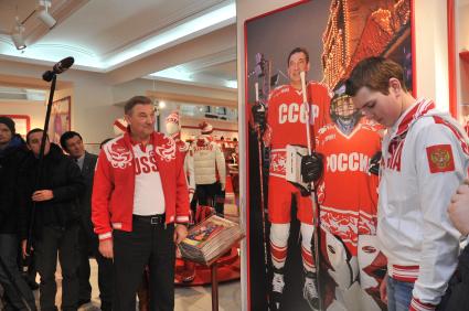 Президент Федерации хоккея России Владислав Третьяк с внуком, вратарем молодежной сборной России по хоккею Максимом (слева направо) во время брифинга в магазине Bosco Sport в Москве. 27 декабря 2011 года.
