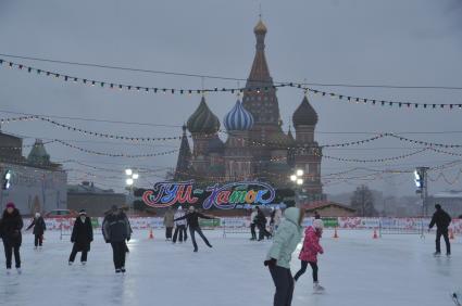 Москвичи на ледовом покрытии ГУМ-Катка. Красная площадь. Москва. 27 декабря 2011 года.