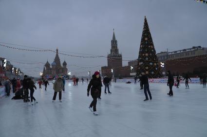 Москвичи на ледовом покрытии ГУМ-Катка. Красная площадь. Москва. 27 декабря 2011 года.