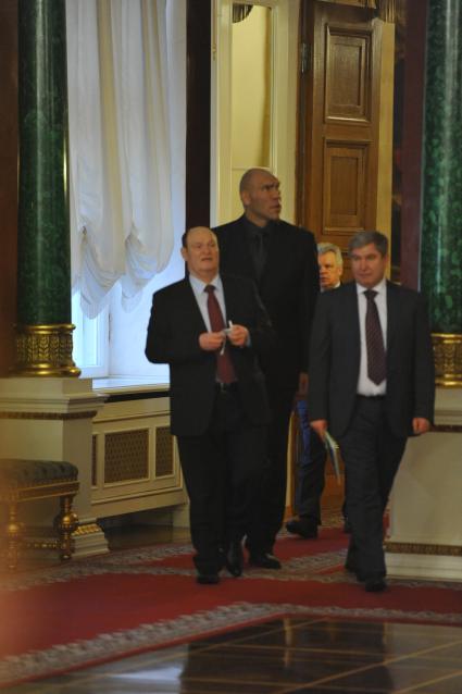 Депутат Госдумы РФ Николай Валуев перед началом ежегодного послания президента России Дмитрия Медведева Федеральному Собранию РФ в Георгиевском зале Кремля. Москва. 22 декабря 2011 года.