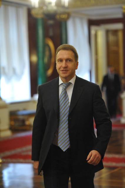 Первый вице-премьер РФ Игорь Шувалов перед началом ежегодного послания президента России Дмитрия Медведева Федеральному Собранию РФ в Георгиевском зале Кремля. Москва. 22 декабря 2011 года.