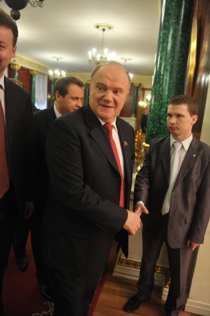 Лидер КПРФ Геннадий Зюганов перед началом ежегодного послания президента России Дмитрия Медведева Федеральному Собранию РФ в Георгиевском зале Кремля. Москва. 22 декабря 2011 года.