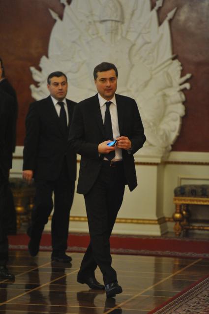 И.о. главы администрации президента РФ Владислав Сурков перед началом ежегодного послания президента России Дмитрия Медведева Федеральному Собранию РФ в Георгиевском зале Кремля. Москва. 22 декабря 2011 года.