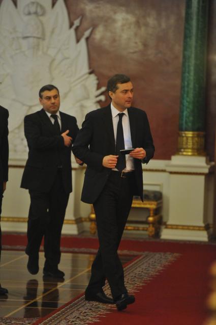 И.о. главы администрации президента РФ Владислав Сурков перед началом ежегодного послания президента России Дмитрия Медведева Федеральному Собранию РФ в Георгиевском зале Кремля. Москва. 22 декабря 2011 года.
