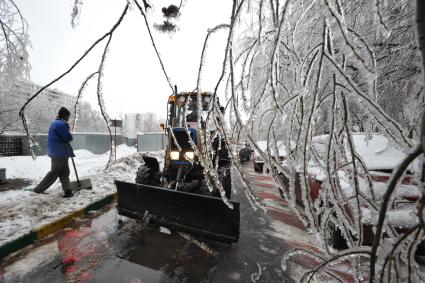 Последствия ледяного дождя в Москве. На снимке снегоуборочная техника. 26 декабря  2010 года.