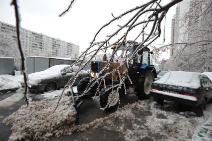 Последствия ледяного дождя в Москве. На снимке снегоуборочная техника. 26 декабря  2010 года.