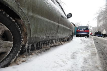 Последствия ледяного дождя в Москве. На снимке сосульки на автомобиле. 26 декабря  2010 года.