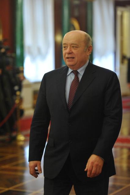 Директор Службы внешней разведки РФ Михаил Фрадков перед началом ежегодного послания президента России Дмитрия Медведева Федеральному Собранию РФ в Георгиевском зале Кремля. Москва. 22 декабря 2011 года.