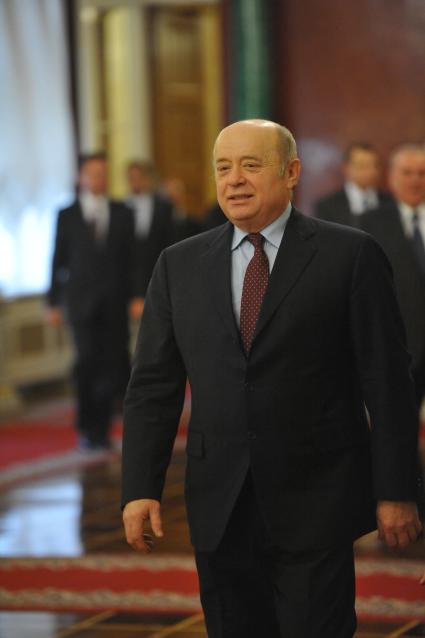 Директор Службы внешней разведки РФ Михаил Фрадков перед началом ежегодного послания президента России Дмитрия Медведева Федеральному Собранию РФ в Георгиевском зале Кремля. Москва. 22 декабря 2011 года.