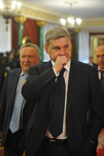 Губернатор Приморского края Сергей Дарькин перед началом ежегодного послания президента России Дмитрия Медведева Федеральному Собранию РФ в Георгиевском зале Кремля. Москва. 22 декабря 2011 года.