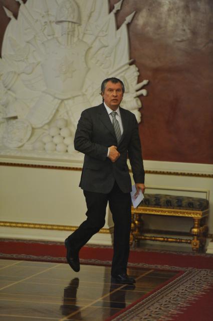 вице-премьер РФ Игорь Сечин перед началом ежегодного послания президента России Дмитрия Медведева Федеральному Собранию РФ в Георгиевском зале Кремля. Москва. 22 декабря 2011 года.