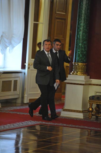 вице-премьер РФ Игорь Сечин перед началом ежегодного послания президента России Дмитрия Медведева Федеральному Собранию РФ в Георгиевском зале Кремля. Москва. 22 декабря 2011 года.