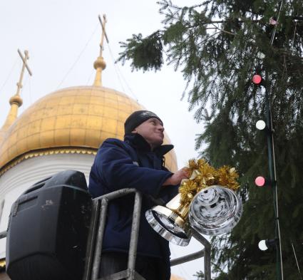 Установка новогодней елки на Соборной площади Московского Кремля. 21 декабря  2010 года.