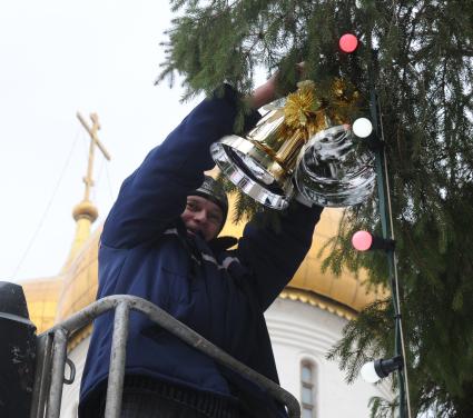 Установка новогодней елки на Соборной площади Московского Кремля. 21 декабря  2010 года.