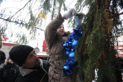 Установка новогодней елки на Соборной площади Московского Кремля. 21 декабря  2010 года.