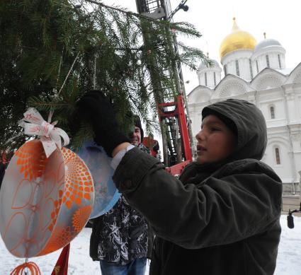 Установка новогодней елки на Соборной площади Московского Кремля. 21 декабря  2010 года.