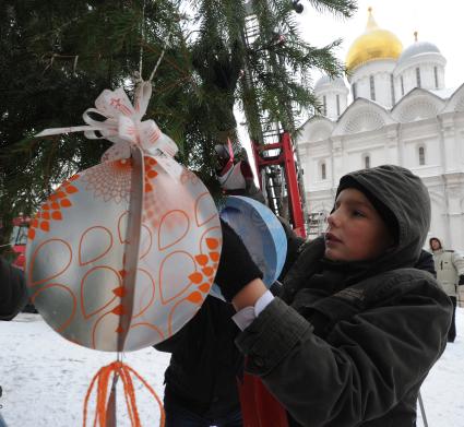 Установка новогодней елки на Соборной площади Московского Кремля. 21 декабря  2010 года.