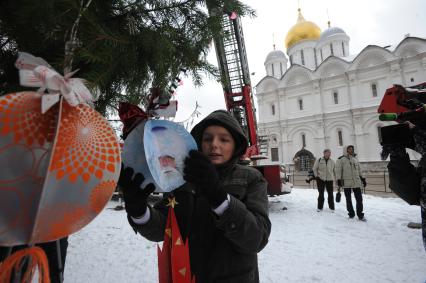 Установка новогодней елки на Соборной площади Московского Кремля. 21 декабря  2010 года.