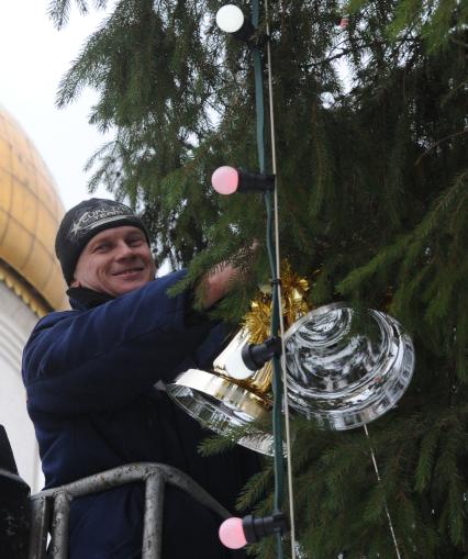 Установка новогодней елки на Соборной площади Московского Кремля. 21 декабря  2010 года.