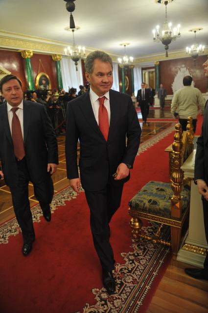 Полпред президента РФ в Северо-Кавказском федеральном округе, вице-премьер РФ Александр Хлопонин и глава МЧС РФ Сергей Шойгу (слева направо) перед началом ежегодного послания президента России Дмитрия Медведева Федеральному Собранию РФ в Георгиевском зале Кремля. Москва. 22 декабря 2011 года.