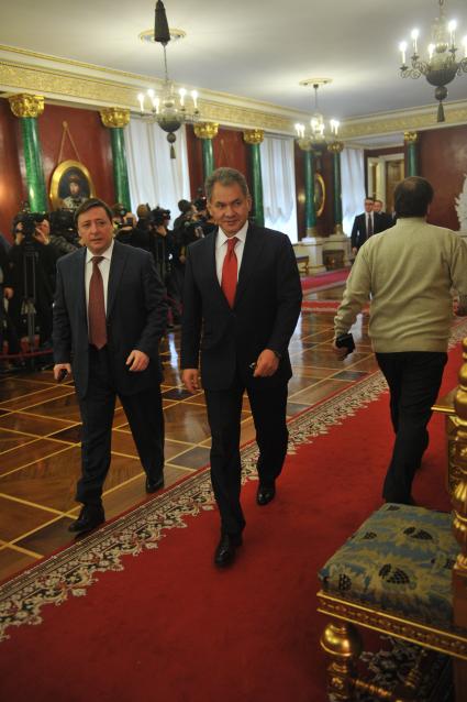 Полпред президента РФ в Северо-Кавказском федеральном округе, вице-премьер РФ Александр Хлопонин и глава МЧС РФ Сергей Шойгу (слева направо) перед началом ежегодного послания президента России Дмитрия Медведева Федеральному Собранию РФ в Георгиевском зале Кремля. Москва. 22 декабря 2011 года.