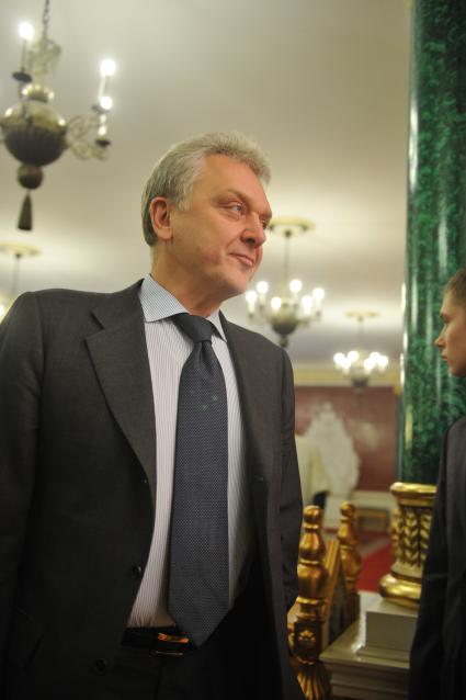 Министр промышленности и торговли РФ Виктор Христенко перед началом ежегодного послания президента России Дмитрия Медведева Федеральному Собранию РФ в Георгиевском зале Кремля. Москва. 22 декабря 2011 года.