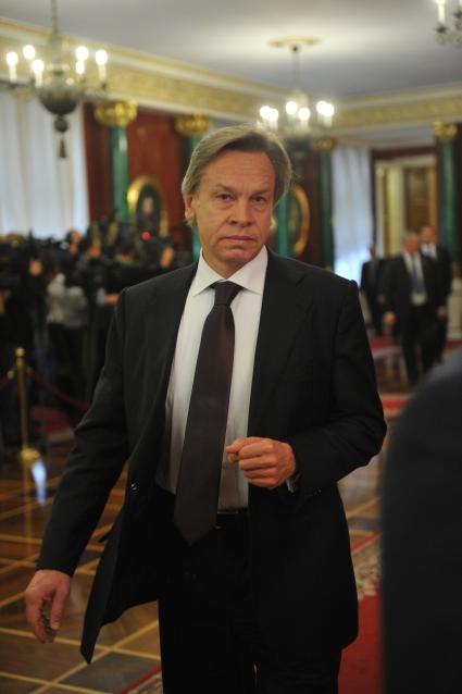 Депутат Госдумы РФ Алексей Пушков перед началом ежегодного послания президента России Дмитрия Медведева Федеральному Собранию РФ в Георгиевском зале Кремля. Москва. 22 декабря 2011 года.