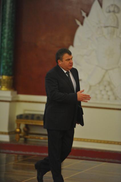 Министр Обороны РФ Анатолий Сердюков перед началом ежегодного послания президента России Дмитрия Медведева Федеральному Собранию РФ в Георгиевском зале Кремля. Москва. 22 декабря 2011 года.