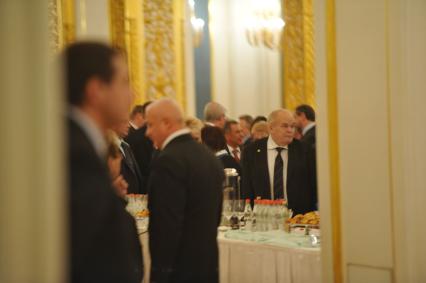 Президент Национального исследовательского центра \"Курчатовский институт\", академик РАН Евгений Велихов (спарва) перед началом ежегодного послания президента России Дмитрия Медведева Федеральному Собранию РФ в Георгиевском зале Кремля. Москва. 22 декабря 2011 года.