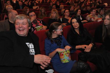 Премьера фильма МОЯ БЕЗУМНАЯ СЕМЬЯ в кинотеатре КАРО ОКТЯБРЬ. На снимке: режиссер Александр Стриженов с супругой - телеведущей Екатериной Стриженовой и дочерью Александрой. Москва. 26 декабря 2011 года.