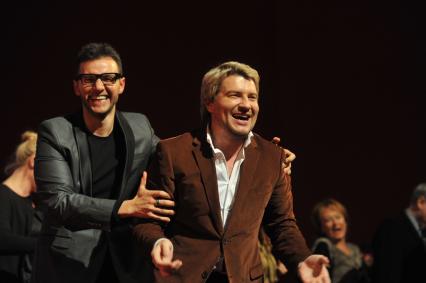 Премьера фильма МОЯ БЕЗУМНАЯ СЕМЬЯ в кинотеатре КАРО ОКТЯБРЬ. На снимке: актер Вячеслав Манучаров и певец Николай Басков. Москва. 26 декабря 2011 года.