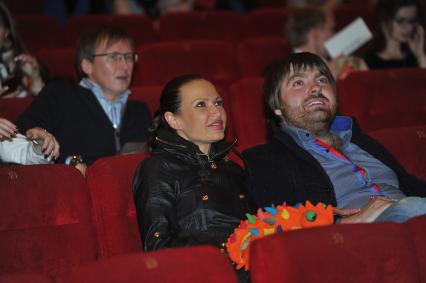 Премьера фильма МОЯ БЕЗУМНАЯ СЕМЬЯ в кинотеатре КАРО ОКТЯБРЬ. На снимке: телеведущая Эвелина Бледанс с супругом Александром Семиным. Москва. 26 декабря 2011 года.