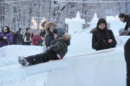 Парк \"Сокольники\". Зимние развлечения.  Москва. 09 января 2012 года.