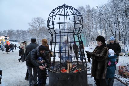 Парк \\\"Сокольники\\\". Зимние развлечения.  Москва. 09 января 2012 года.