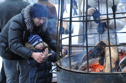 Парк \\\"Сокольники\\\". Зимние развлечения.  Москва. 09 января 2012 года.