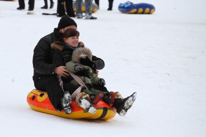 КАТАНИЕ НА САНКАХ. 08.01.2012.