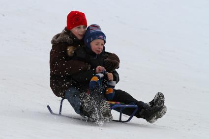 КАТАНИЕ НА САНКАХ. 08.01.2012.